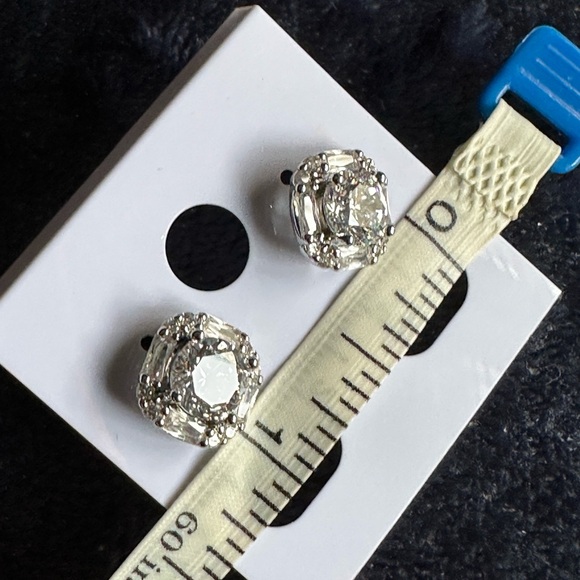 Beautiful classic square style timeless earrings ✨ - Picture 6 of 10